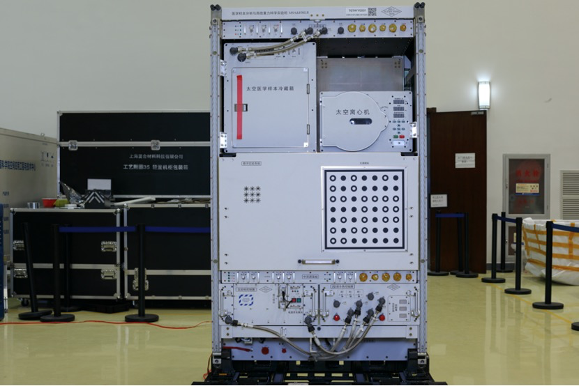△高微重力科学实验柜（上）、无容器材料实验柜（下）（受访者供图）
