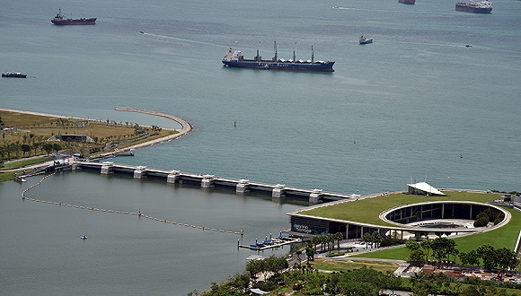 新加坡隔绝海水与淡水的滨海堤坝，为该国第15个蓄水池和水源地。图片来源：视觉中国