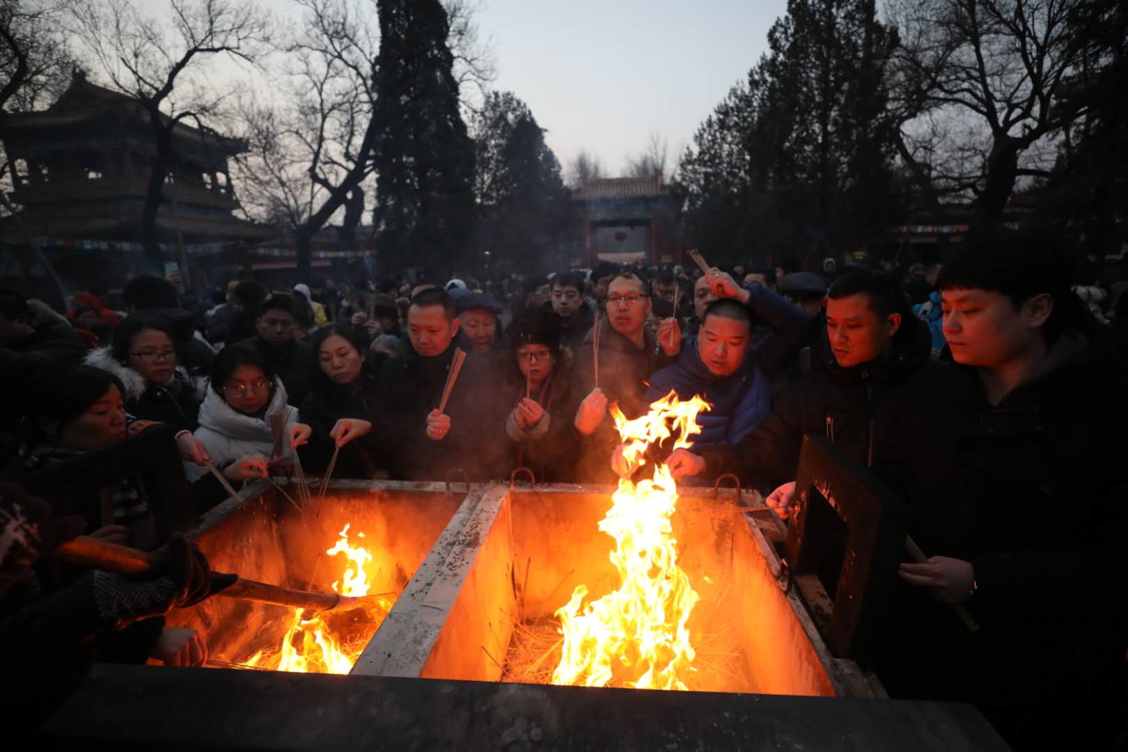 凌晨5时雍和宫外500人排队烧香 有市民已坚持20年