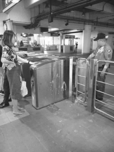 带液体上地铁被拦 留学生向菲律宾警察怒泼豆花