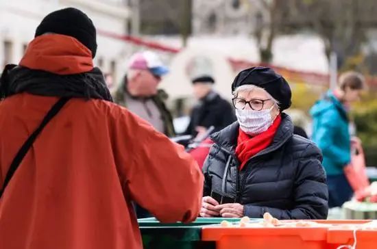 △4月4日，在德国东部城市莱比锡，一名戴着口罩的妇女在一处集市购物。