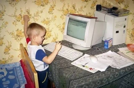 Vitalik在很小的时候开始接触电脑｜图片来源：BAZAAR