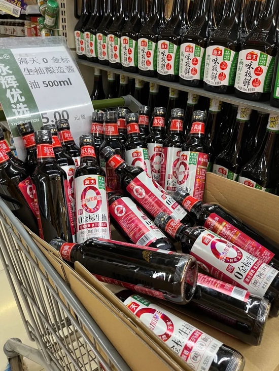  零添加醬油往往被擺在超市的顯眼處。圖/餘源攝