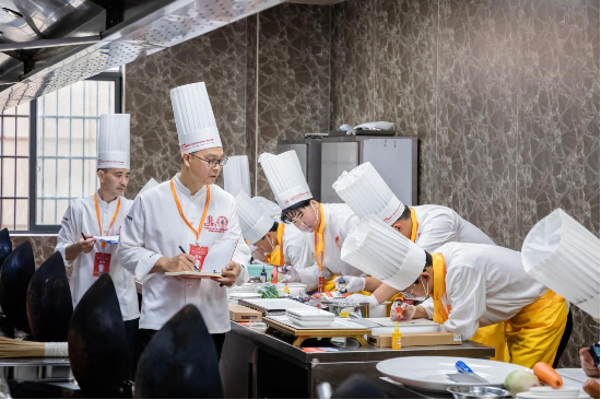 诠释实用性人才超高价值 新东方烹饪用一场大赛透露职业教育亿万级市场加速发展