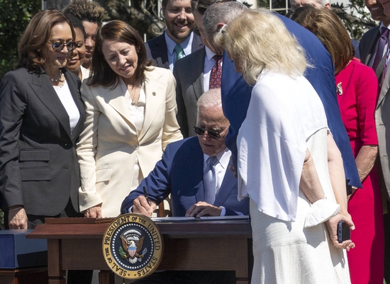 8月9日，美国总统拜登在白宫签署《芯片和科学法案》。  视觉中国 图