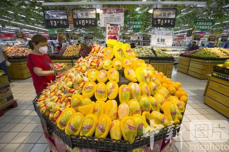 △7月9日，山西省太原市一超市，消费者在选购水果。中新社记者 张云 摄