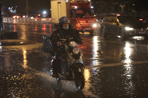 8月23日，北京，外卖员冒雨送餐。图自东方IC