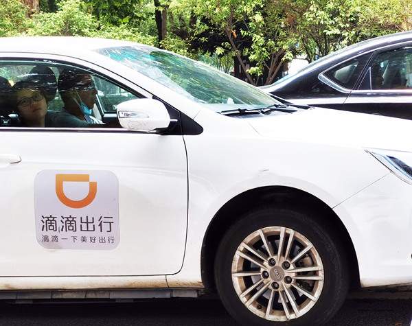 7月10日，江苏省南京市，街头行驶的“滴滴出行”网约车。图自澎湃影像