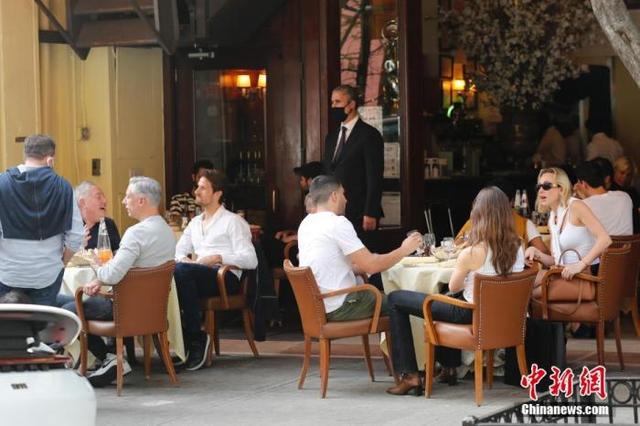 当地时间4月28日，美国纽约市曼哈顿一家餐厅，顾客正在用餐。据报道，目前纽约市商业零售国内客流量已接近疫前水平。 中新社记者 廖攀 摄