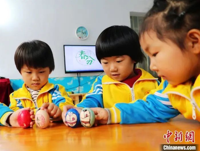 资料图：河北平乡县直第一幼儿园的孩子们玩起“立蛋”游戏，感受春分的文化情趣。姚友谅 摄