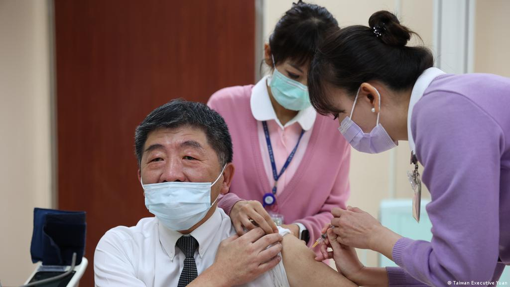 台湾医师注射疫苗 图源：台媒