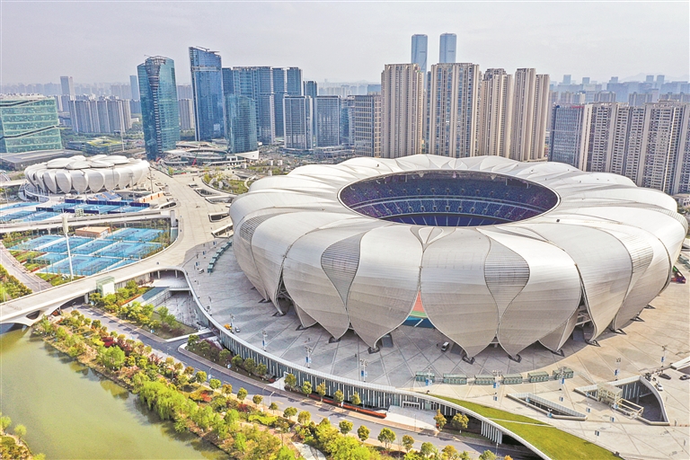 杭州奥体中心体育场（右）和杭州奥体中心网球中心（无人机照片）。新华社发