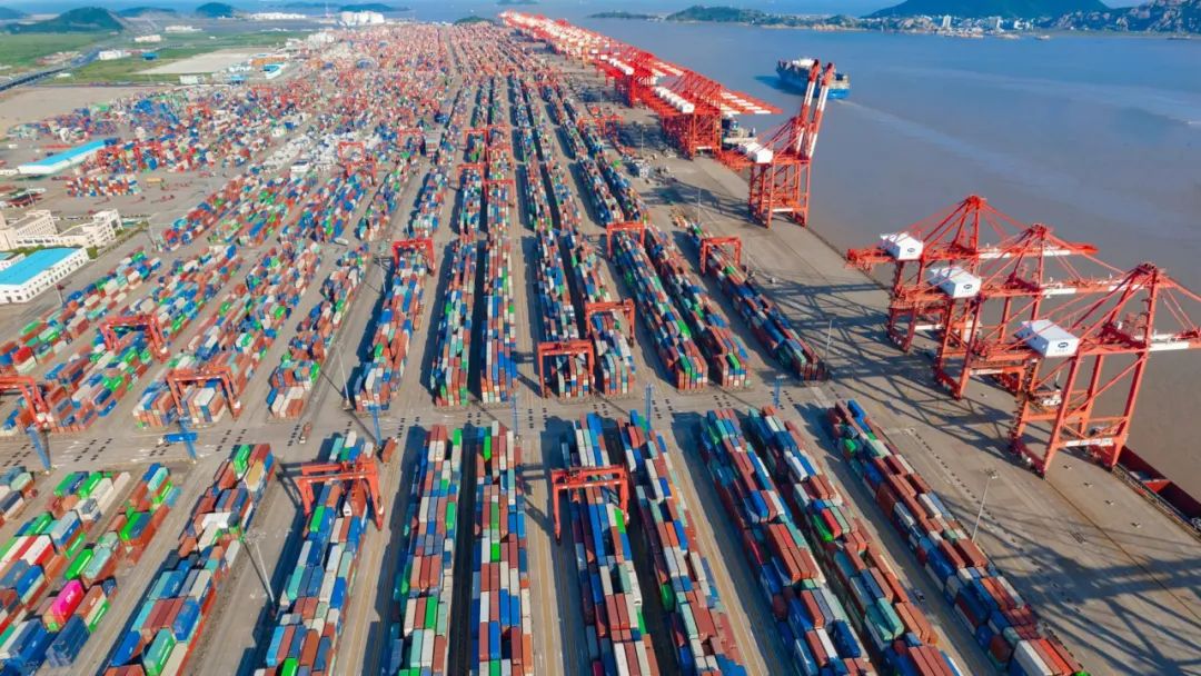 上海洋山港的集装箱。图片来源：Shutterstock