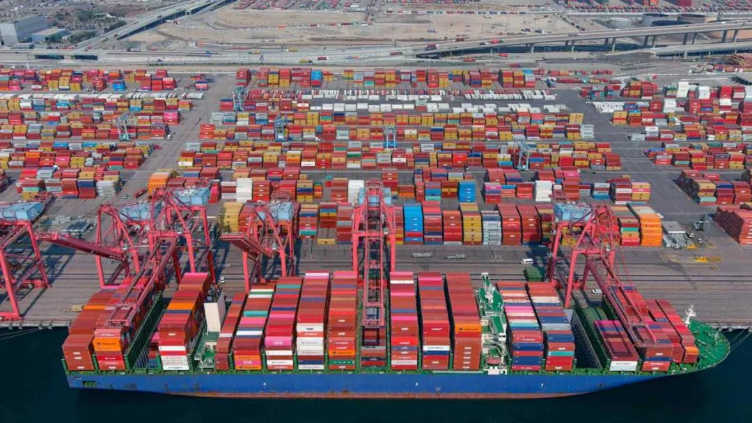 2021年10月，大量集装箱船积压在加州长滩港。图片来源：AP