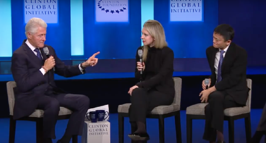 2015年10月，克林顿邀请伊莉莎白·霍姆斯和马云谈“未来的平等与机遇” / 图源：视频截图