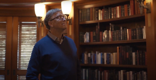 盖茨说他很喜欢《了不起的盖茨比》，书房里刻的是这本书最后一句话 / 图片来源：《走进比尔：解码比尔·盖茨》截图