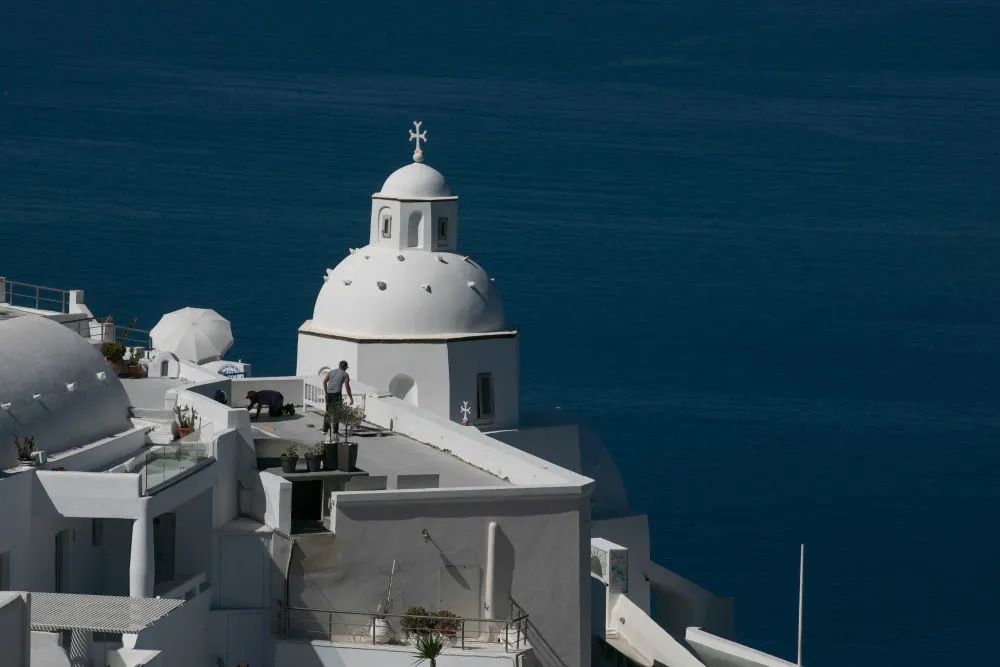 希腊知名旅游岛屿圣托里尼岛风光（资料图）。图片来源：新华社