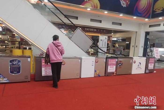 北京某大中电器门店内，市民在浏览冰柜信息。 中新财经记者 谢艺观 摄