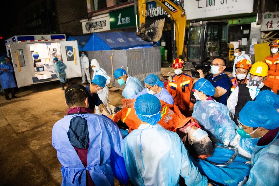 5月5日0时许，第10名被困者获救后被抬上救护车。新华社记者 陈思汗 摄