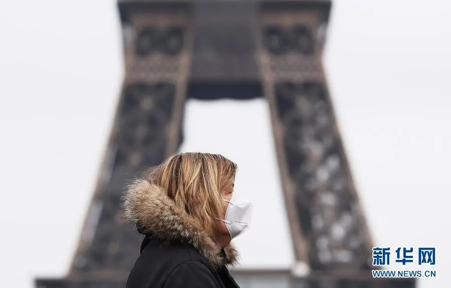 资料图：一名女士走过法国巴黎埃菲尔铁塔附近的特罗卡德罗广场。新华社记者 高静 摄
