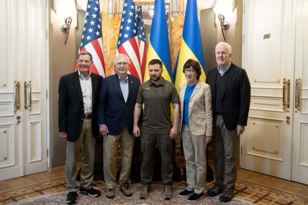 美国参议院共和党领袖麦康奈尔14日突然率领代表团抵达乌克兰首都基辅访问，并与泽连斯基会面。（路透社）