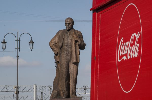 3月16日，一辆载有可口可乐的卡车在俄罗斯莫斯科弗拉基米尔列宁纪念碑前的大街上行驶。（欧洲图片新闻社）
