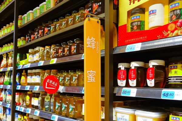 青岛一家超市货架上的蜂蜜（视觉中国）