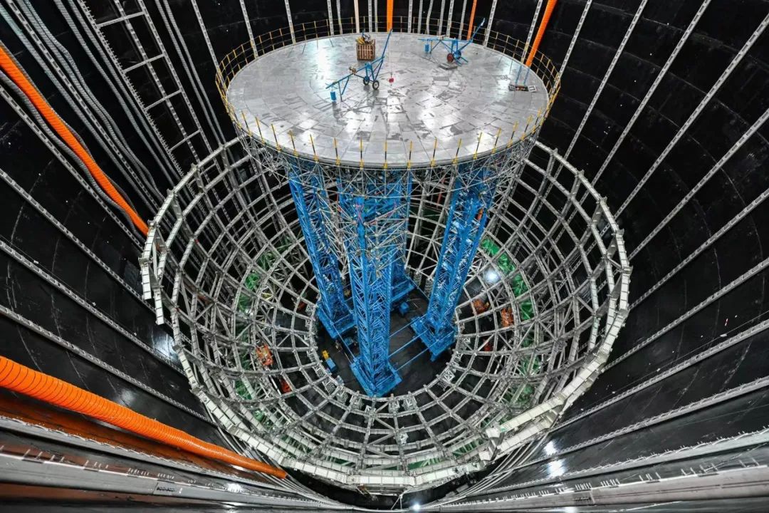 “变形金刚塔”——有机玻璃球安装升降平台（俯视图）。图片来源：中国科学院高能物理研究所