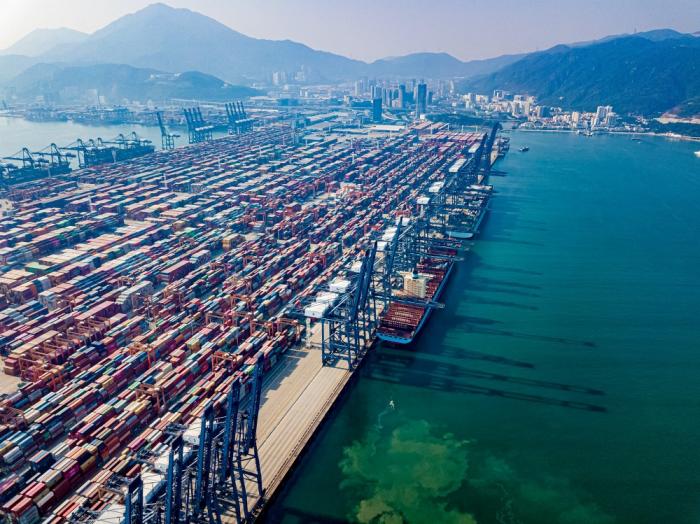 今年以来海运价格下降态势急速而迅猛。视觉中国