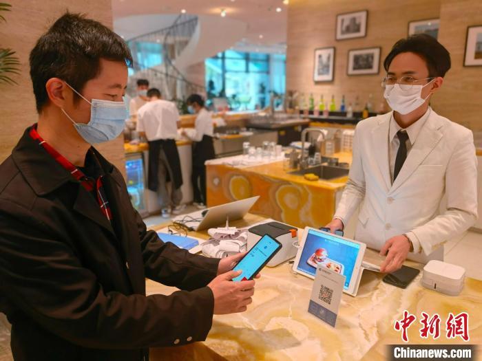 广州市民在咖啡店使用数字人民币支付。 南沙区政府供图
