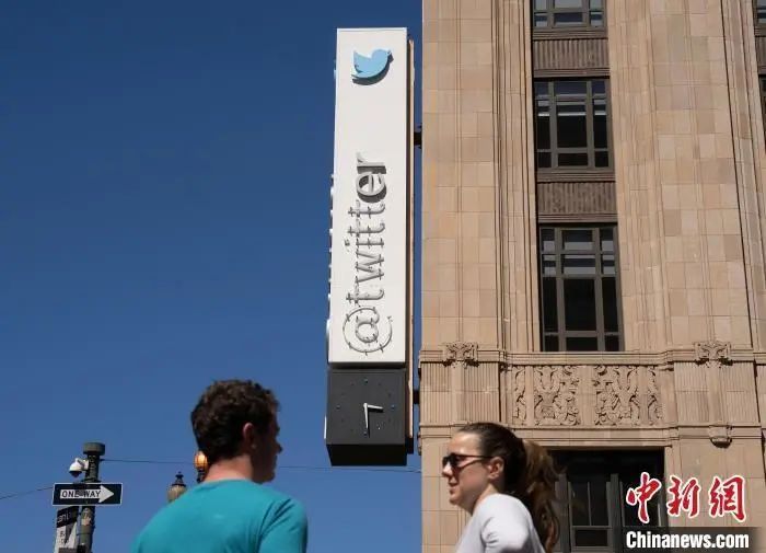 当地时间7月24日，美国旧金山推特总部大楼上的公司标识已被部分拆除。中新社记者 刘关关 摄