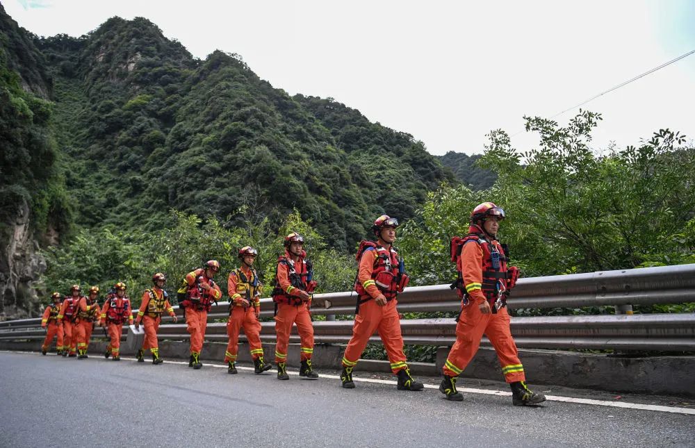8月12日，救援人员在沿河搜救。新华社记者 邹竞一 摄
