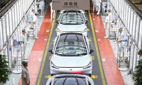 广州广汽埃安第一智造中心新能源汽车总装车间的终检线。图源：新华社