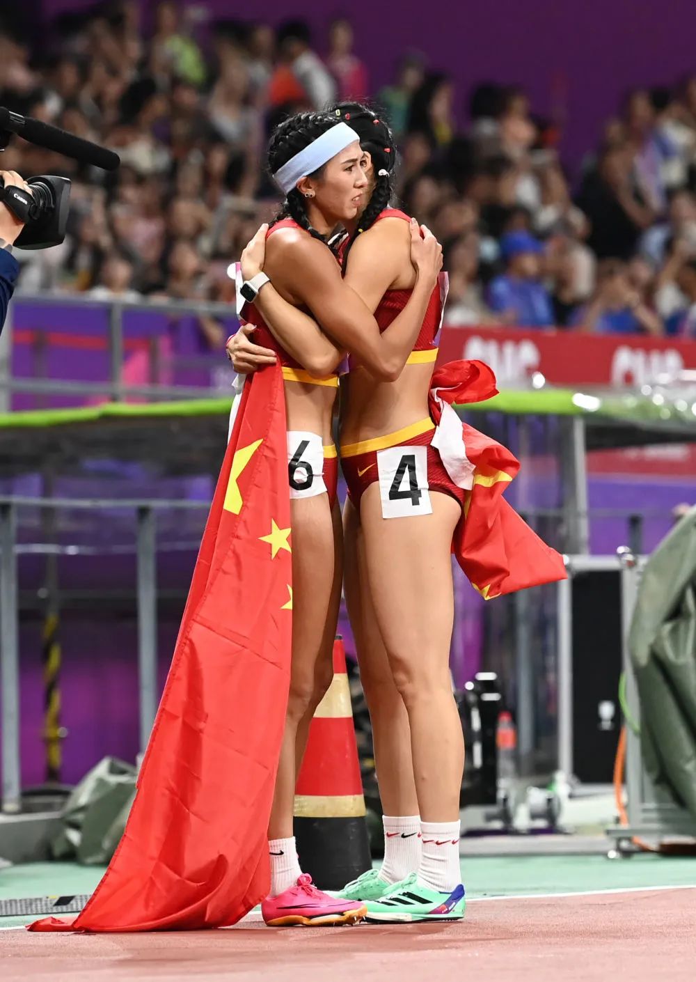 10月1日，中国选手林雨薇（左）和吴艳妮在比赛后拥抱。新华社记者 江汉 摄