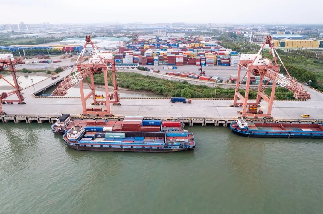 扬州港集装箱码头 图片来源：图虫创意