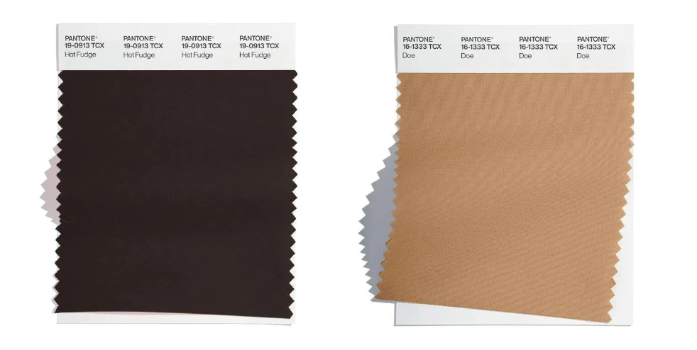 Pantone发布了2023年秋冬季新经典色，其中两个经典色为棕色系（热软糖棕、雌鹿棕褐）。（图/Pantone）
