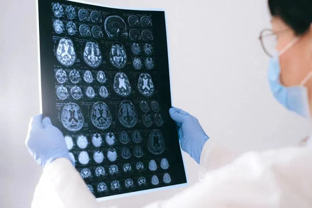 推动全植入式医疗级脑机接口系统研发与植入式神经电极阵列的临床研究。