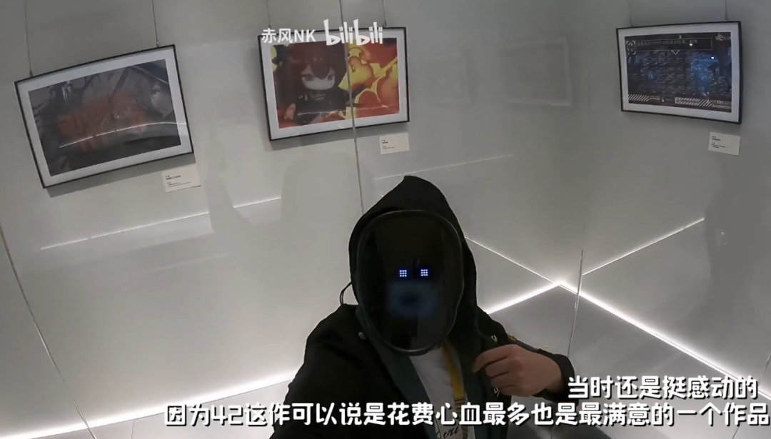 图片来自赤风NK的视频，他与自己作品（封面）合影