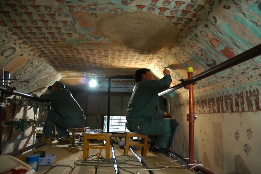 敦煌研究院保护研究所工作人员修复莫高窟第85窟。孙志军 摄