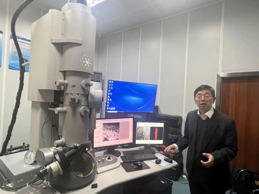 黄晓旭教授介绍三维透射电镜。科技日报记者 雍黎 摄