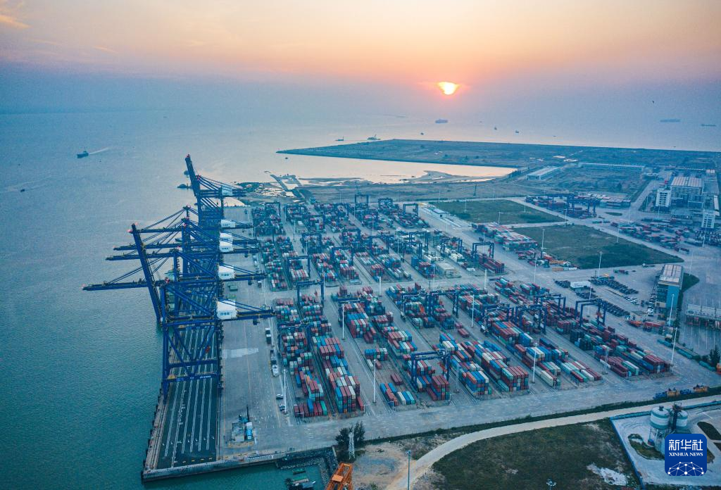 2023年11月27日在海南省洋浦经济开发区拍摄的洋浦国际集装箱码头（无人机照片）。新华社记者 蒲晓旭 摄