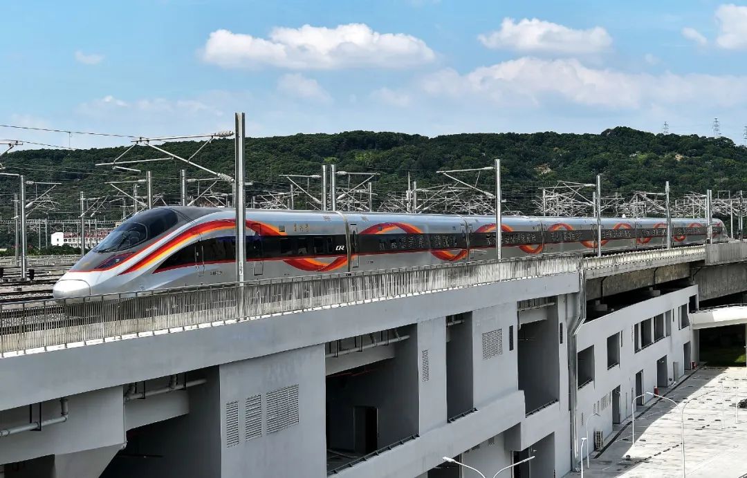 2023年9月28日，福厦高铁首趟复兴号智能动车组G9801次列车从福州南站开出。中新社记者 张斌 摄