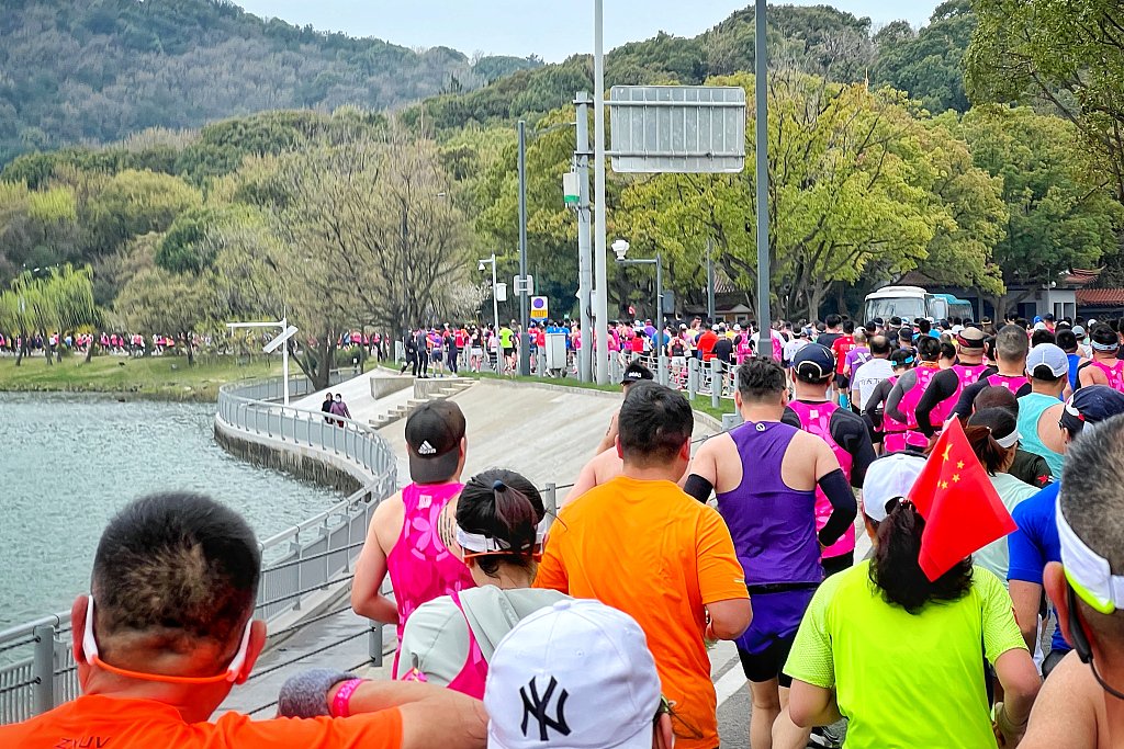 为什么马拉松名额一签难求？中国路跑赛事“卷出”新高度