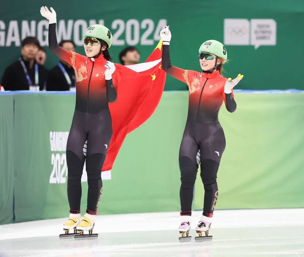 1月21日，李金恣（左）和杨婧茹在比赛后庆祝。新华社记者 姚琪琳 摄