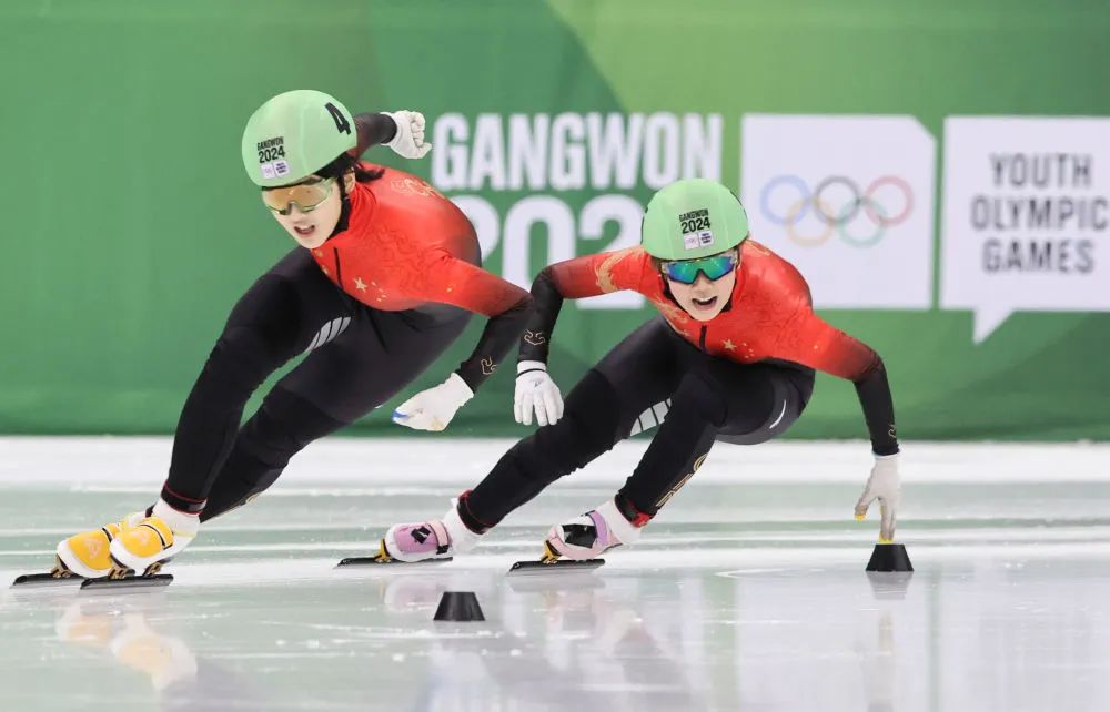 1月21日，李金恣（左）和杨婧茹在比赛中。新华社记者 姚琪琳 摄