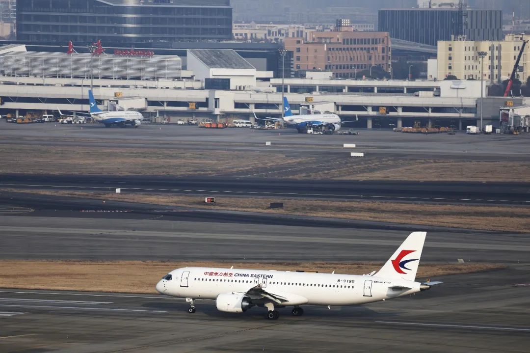1月9日，中国东航C919大型客机执行MU5137航班从上海虹桥国际机场起飞。图片来源：视觉中国
