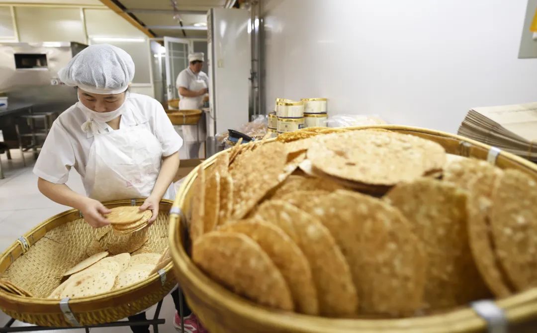 山东淄博周村烧饼博物馆的工人在制作烧饼。图片来源：视觉中国