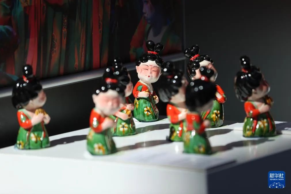 在比利时布鲁塞尔漫画节中国馆展区拍摄的唐三彩玩偶。新华社记者 赵丁喆 摄