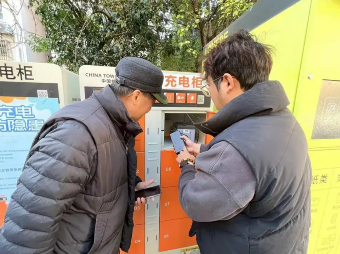 小区安装换电充电柜（图/“上海虹口”公众号）