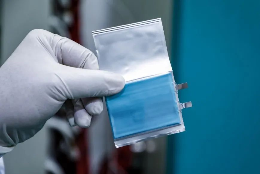 研究中的锂离子软包电池。科研团队供图
